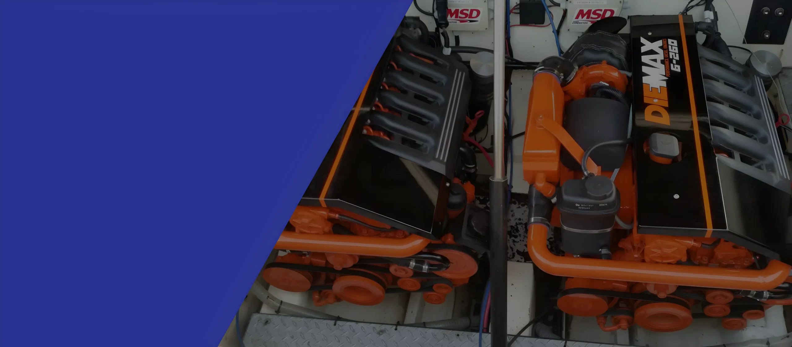 Motores Diemax en compartimento de barco