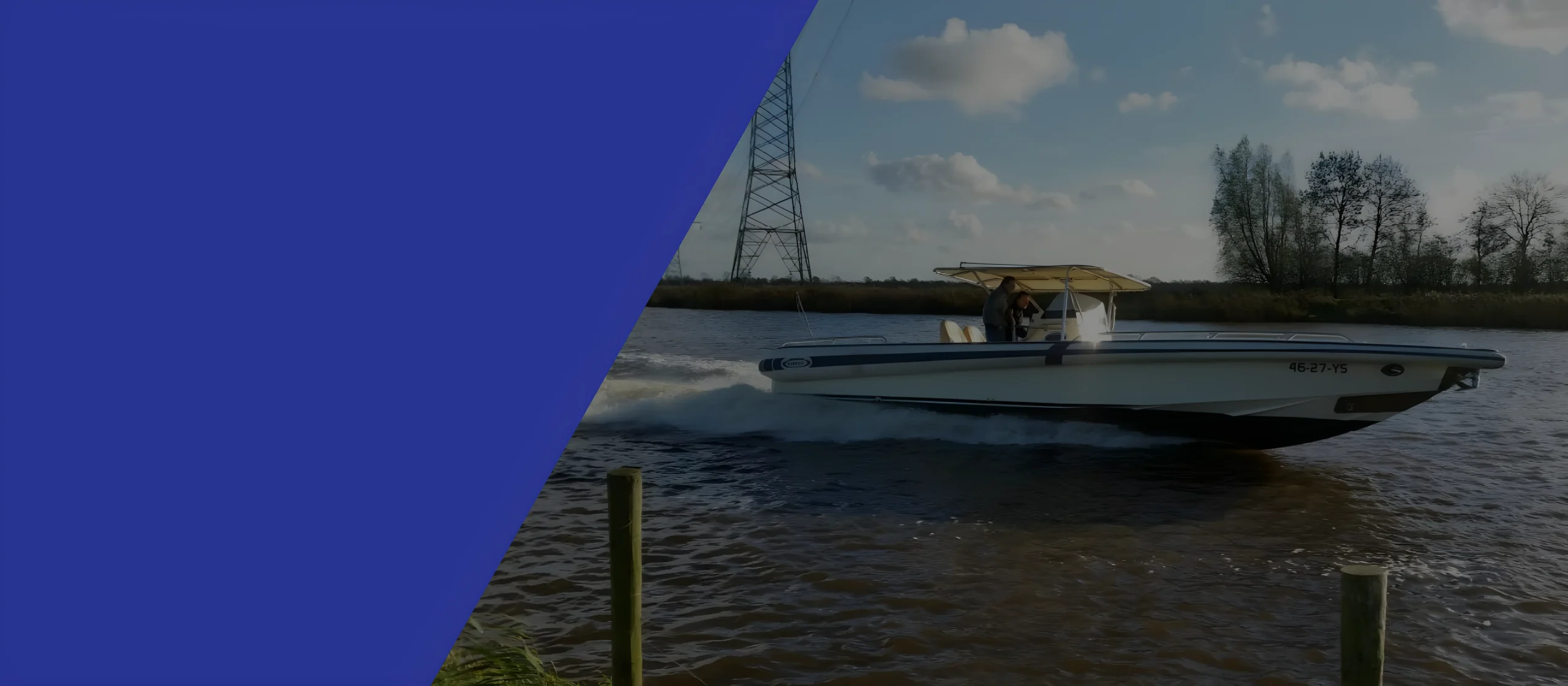 Lancha rápida navegando en río