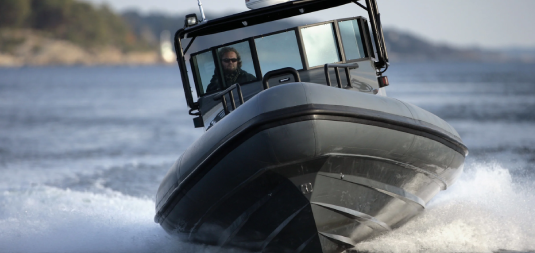 Lancha negra navegando en el mar