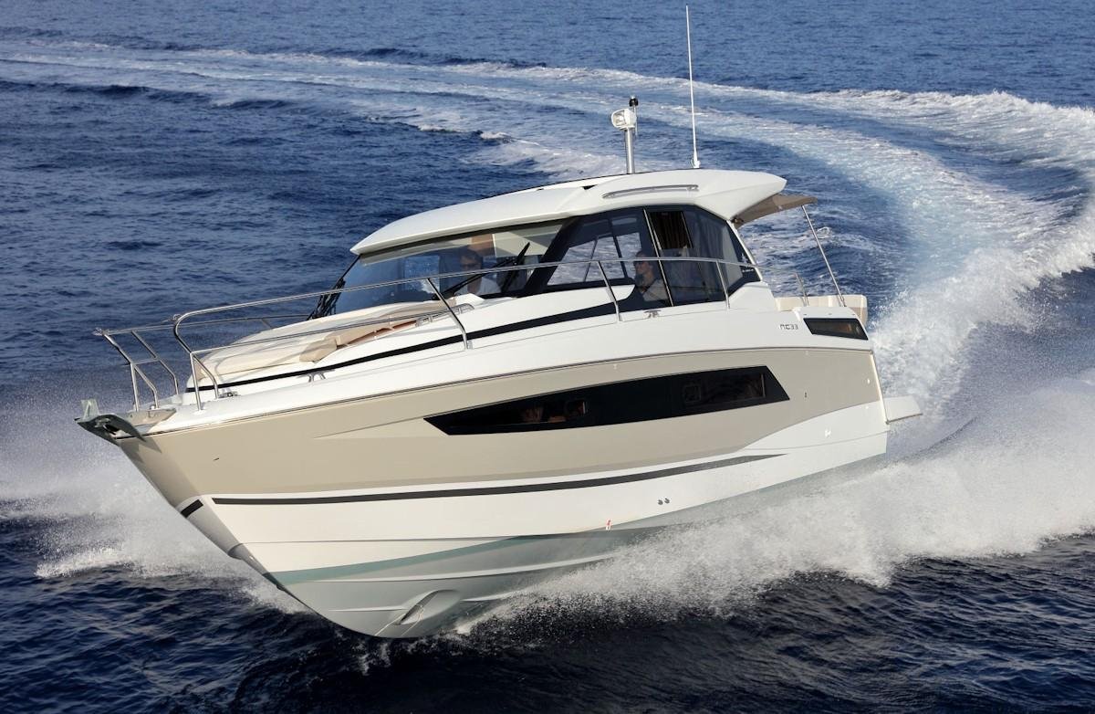 Embarcación navegando a alta velocidad en el mar.