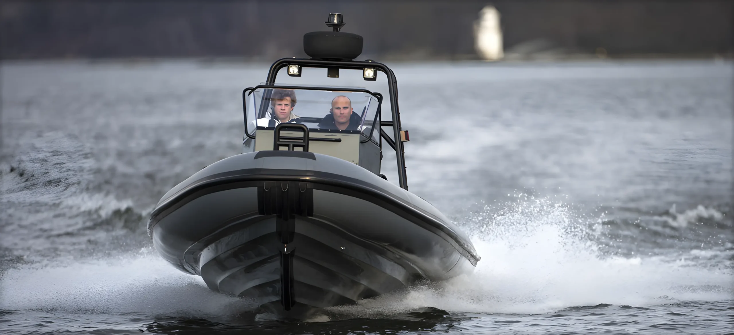 Lancha rápida navegando en el agua a alta velocidad