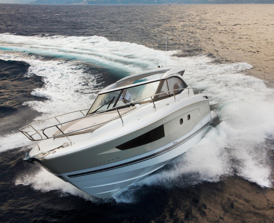 Yate navegando velozmente en el mar